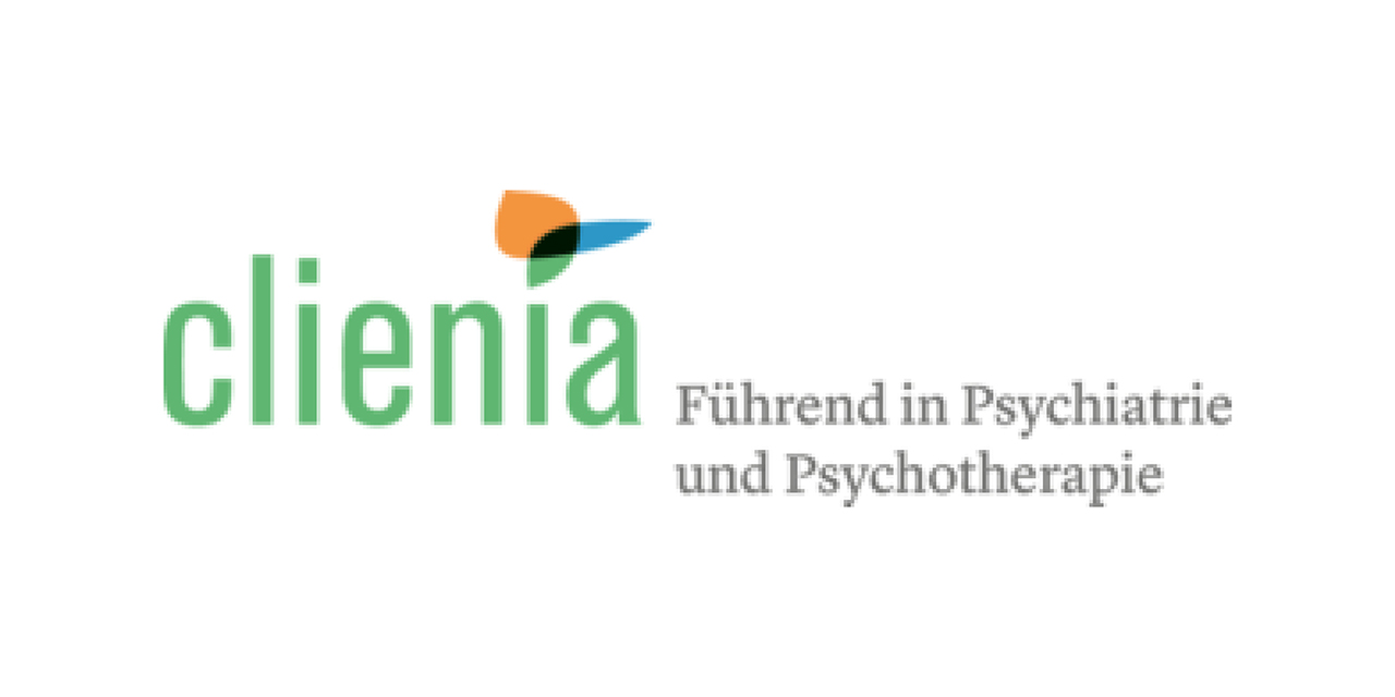 Teilnehmer üben stabile Seitenlage unter Anleitung eines erfahrenen Ausbilders.