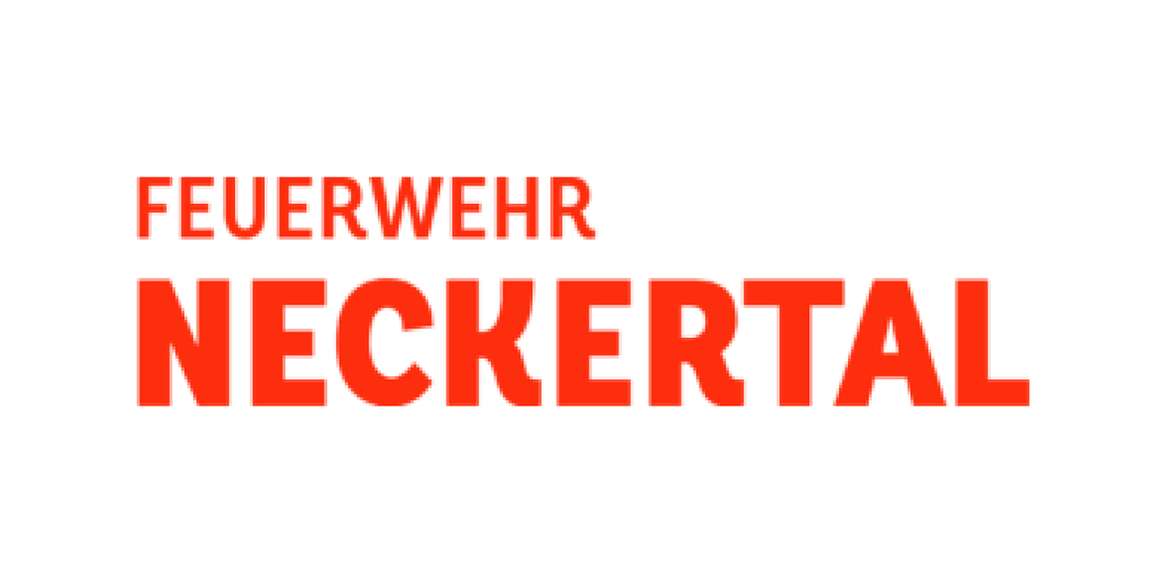 Teilnehmer üben stabile Seitenlage unter Anleitung eines erfahrenen Ausbilders.