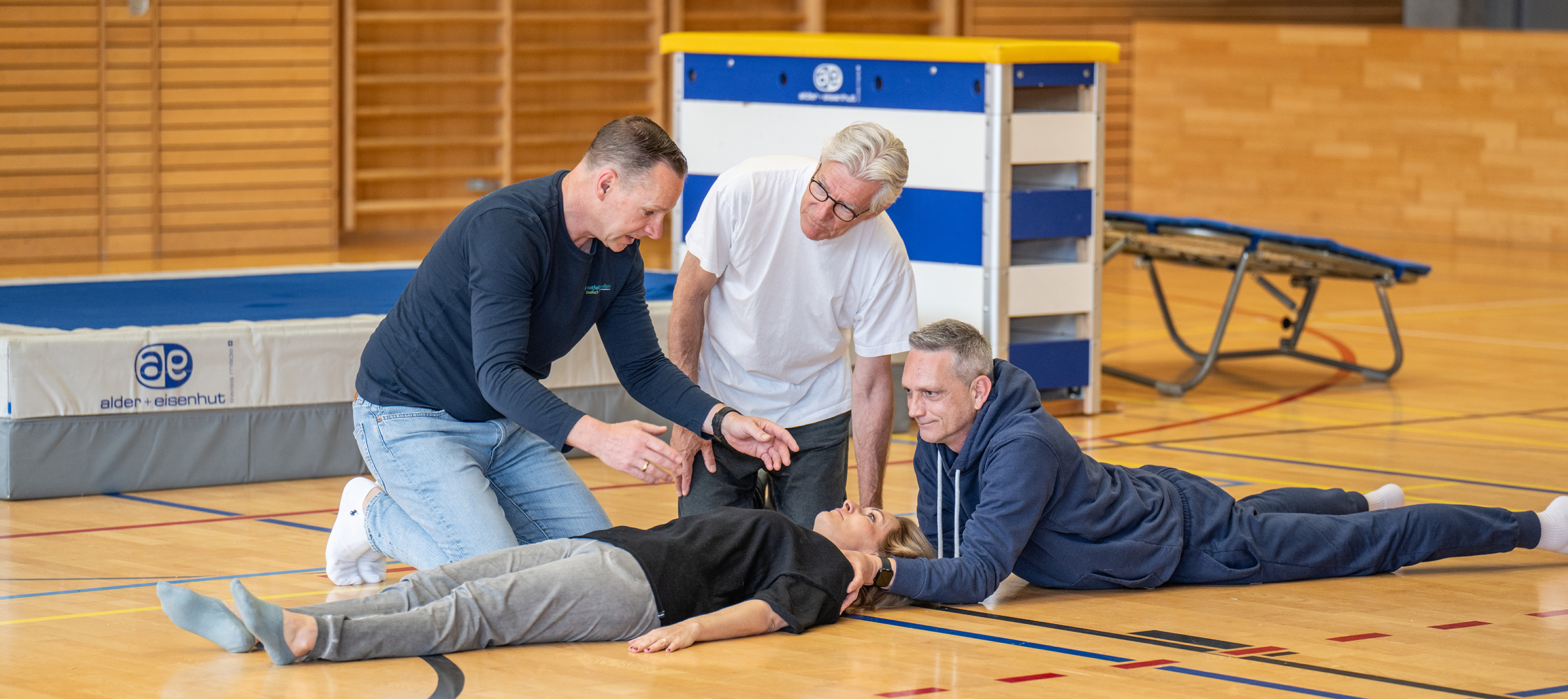 Ausgebildeten Rettungssanitäter:innen mit langjähriger Erfahrung im realen Einsatz.